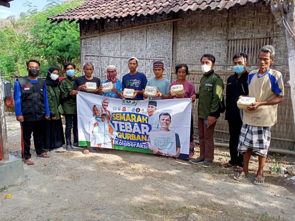 YDSF Tebar Qurban Hingga Pelosok Negeri Sesi foto dalam giat penyerahan hewan qurban oleh YDSF Situbondo