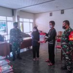 Mahasiswa KKN UIN Walisongo Ikuti Pembagian Bansos Beras di Masa PPKM
