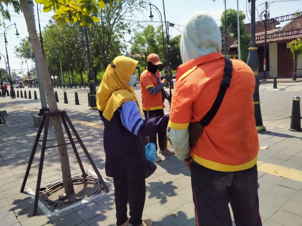 Peduli Sesama, Mahasiswa KKN UIN Walisongo Bagikan Nasi Bungkus Mahasiswa KKN UIN Walisongo saat membagikan nasi bungkus