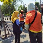 Peduli Sesama, Mahasiswa KKN UIN Walisongo Bagikan Nasi Bungkus
