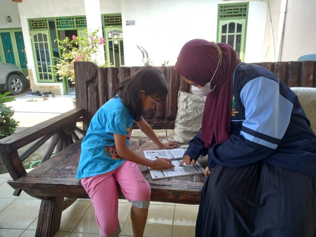 Peduli Pendidikan, Mahasiswa KKN UIN Walisongo Adakan Bimbingan Belajar Door to Door Mahasiswa KKN UIN Walisongo saat melakukan bimbingan belajar door to door
