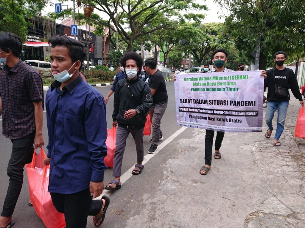 Geram Malang Raya Gandeng Pemuda Indonesia Timur Bagikan Ratusan Kotak Nasi Geram Malang Raya dan pemuda Indonesia Timur saat membagikan nasi kotak gratis
