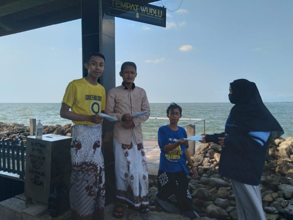 Wisata Religi Ala Mahasiswa UIN Walisongo Semarang Mahasiswa UIN Walisongo membagikan masker saat melakukan wisata religi