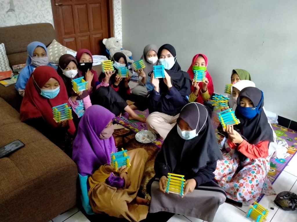 Hilangkan Rasa Bosan, Mahasiswa UIN Walisongo Ajak Anak Membuat Kerajinan Tangan