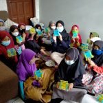 Hilangkan Rasa Bosan, Mahasiswa UIN Walisongo Ajak Anak Membuat Kerajinan Tangan