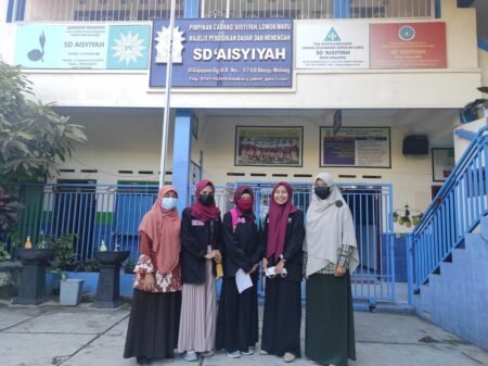 Mahasiswa PMM UMM Ikuti Program International Collaboration Club Mahasiswa PMM UMM berfoto di depan gedung SD Aisyiyah