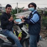 Perangi Covid-19, Mahasiswa KKN UIN Walisongo Bagikan Vitamin, Madu, dan Masker