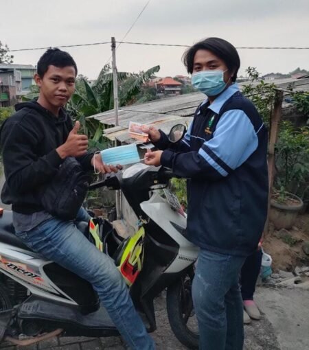 Perangi Covid-19, Mahasiswa KKN UIN Walisongo Bagikan Vitamin, Madu, dan Masker Mahasiswa KKN UIN Walisongo saat membagikan masker, madu dan vitamin