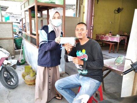 Peduli Kesehatan, Mahasiswa KKN UIN Walisongo Adakan Pembagian Masker Pembagian masker yang dilakukan mahasiswa KKN UIN Walisongo Semarang