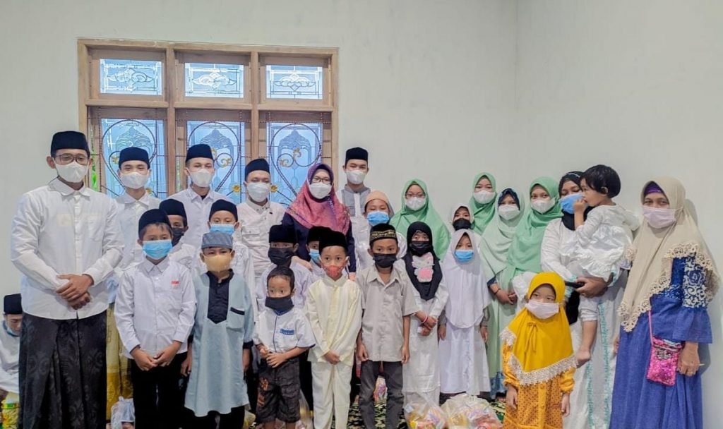 Sambang Desa, GYD Malang Mengadakan Event Inspiratif “Berbagi Kasih & Parenting” Komunitas GYD foto bersama Yatim-Dhuafa
