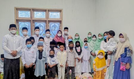 Sambang Desa, GYD Malang Mengadakan Event Inspiratif “Berbagi Kasih & Parenting” Komunitas GYD foto bersama Yatim-Dhuafa