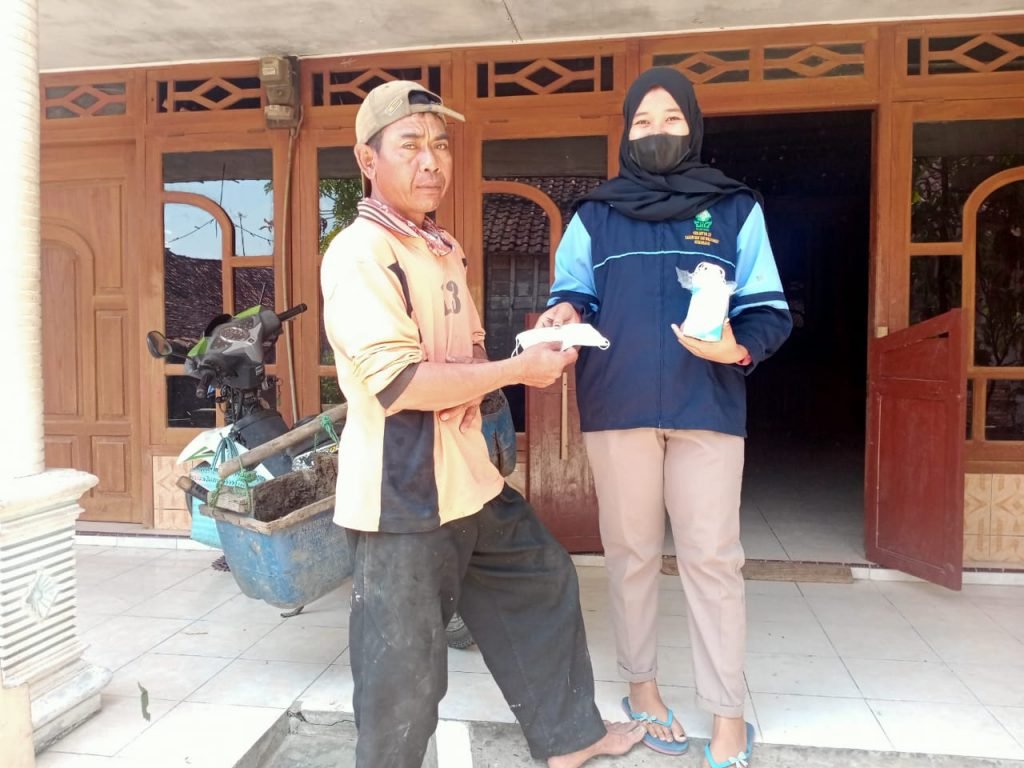 Dukung Penanganan Pandemi, Mahasiswa KKN Uin Walisongo Bagikan Masker Mahasiswa KKN UIN Walisongo saat membagikan masker kepada warga sekitar
