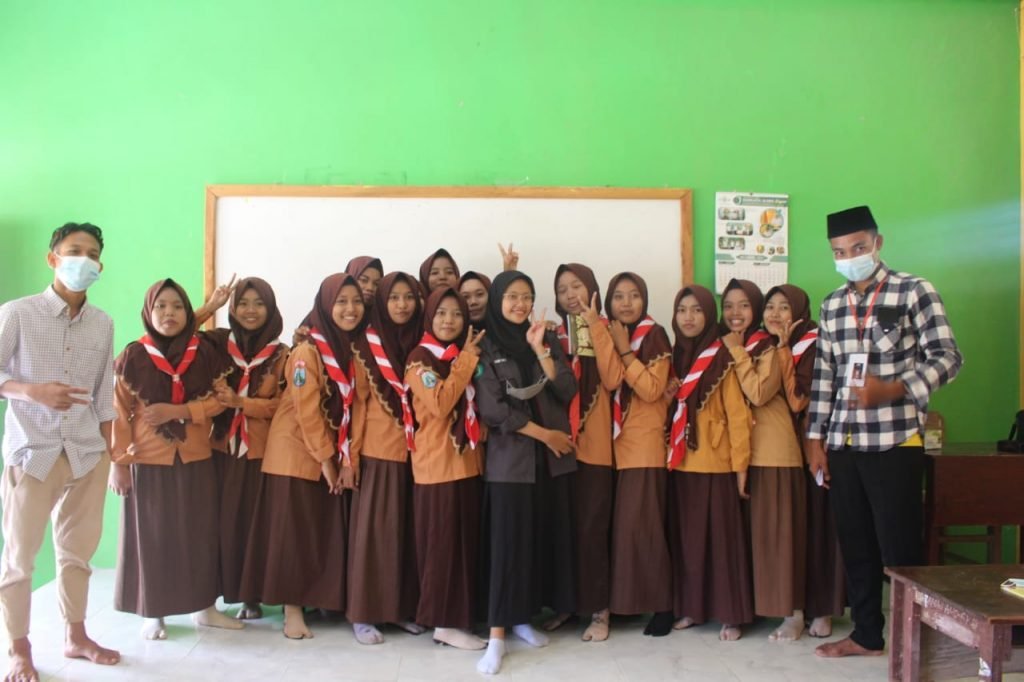 Bersama GMPS, BEM Unisma Malang Laksanakan Sosialisasi di Yayasan Darussalam Saobi BEM UNISMA Malang dan GMPS usai menggelar sosialisasi tentang bahaya pemakaian Bom dan Potasium ikan