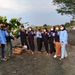 Mahasiswa KKN UIN Walisongo Gotong Royong Bersihkan Pantai Tirang