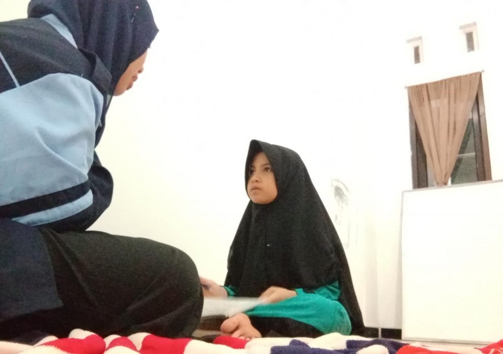 Mahasiswa KKN UIN Walisongo Lakukan Pendampingan Belajar untuk Santri Mahasiswa KKN UIN Walisongo saat melakukan pendampingan belajar