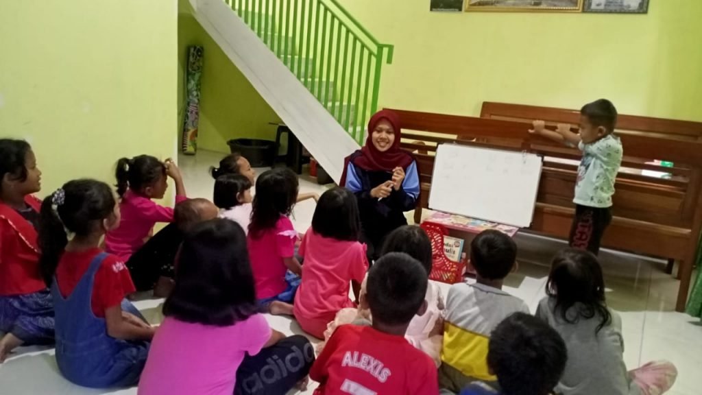 Lakukan Pengabdian, Mahasiswa Komitmen Cerdaskan Generasi Bangsa Asri Laori Wulandari, salah satu mahasiswa UIN Walisongo Semarang melakukan bimbingan belajar