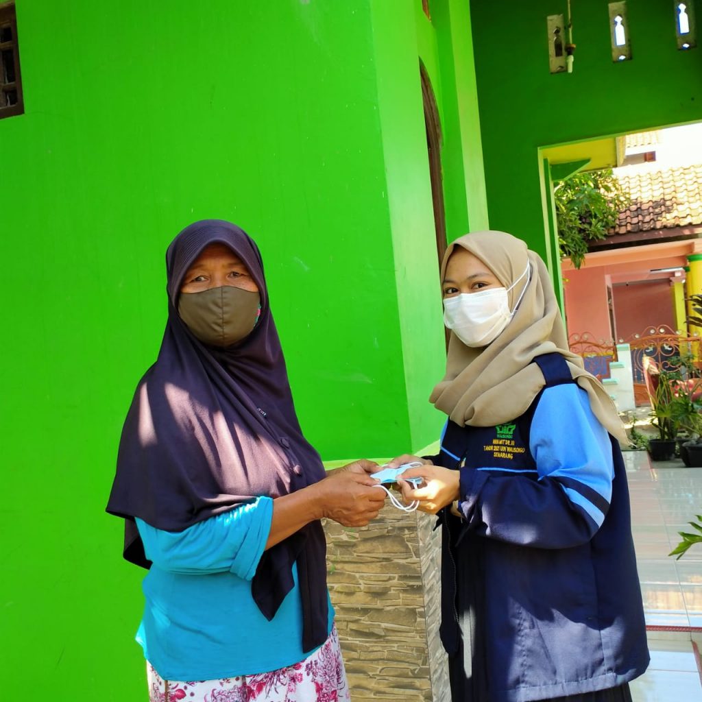 Edukasi Warga, Mahasiswa KKN UIN Walisongo Bagikan Masker Mahasiswa KKN UIN Walisongo saat membagikan masker kepada warga