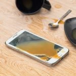 Tak Perlu Panik, Ini Dia 5 Tips Mengatasi HP Kemasukan Air