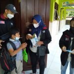 Bagikan Masker, Mahasiswa PMM UMM Edukasi Warga dan Siswa secara Door to Door