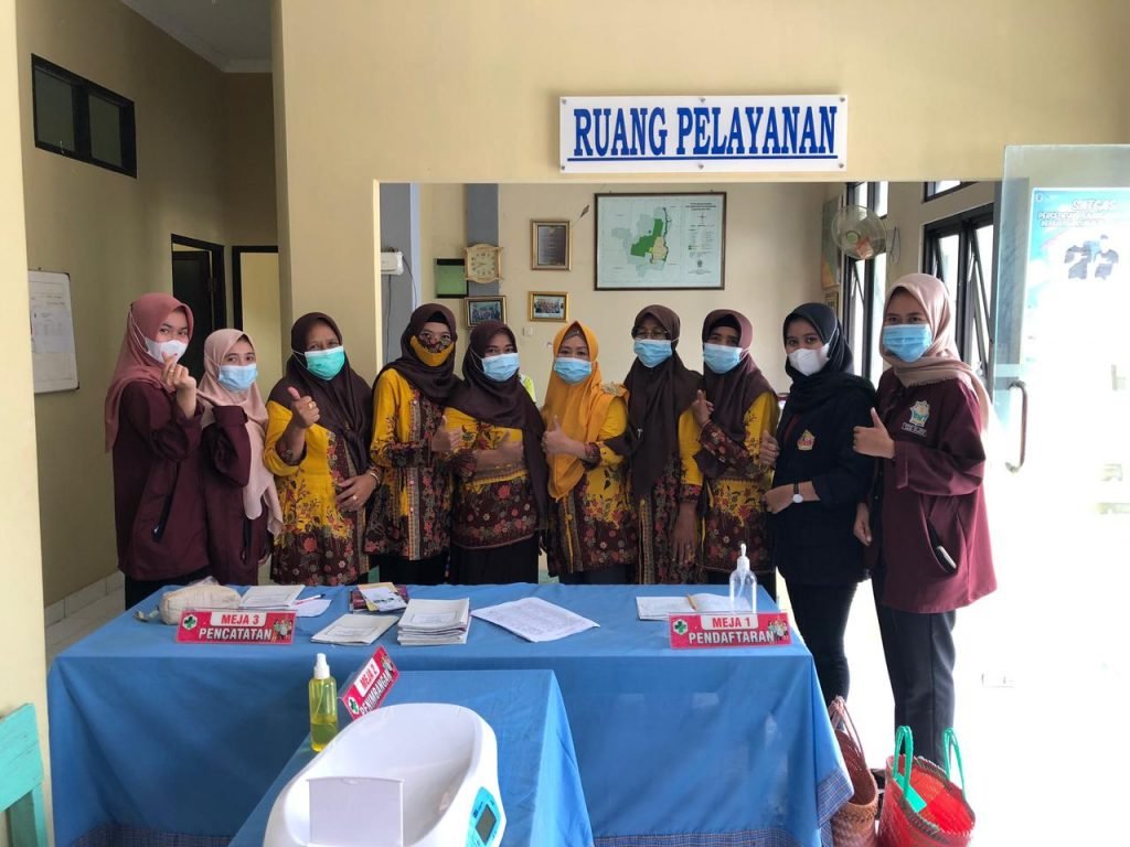 Potret Kegiatan Rutin Posyandu Kolaborasi antara Ibu-Ibu PKK, Mahiswa IAIN dan UMK Kudus Mahasiswa IAIN Kudus saat melaksanakan kegiatan posyandu bersama ibu-ibu PKK