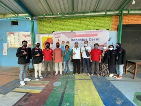 Lakukan PMM, Mahasiswa UMM Siap Bangkitkan Kampung Warna Warni Jodipan Mahasiswa PMM UMM foto bersama warga usai acara pembukaan