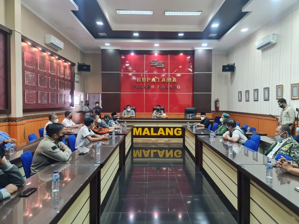 Melalui Audiensi, Ormas Malang Bersatu Desak Polres Malang Tahan Idris Al-Marbawy Proses audiensi antara ormas malang bersatu dan Kapolres Malang