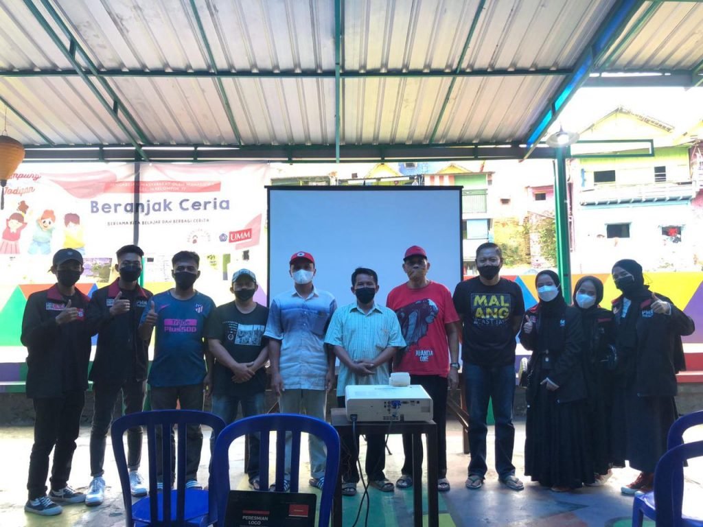 Kolaborasi dengan Mahasiswa UMM, Kampung Warna Warni Jodipan Luncurkan Wajah Baru Mahasiswa PMM UMM bersama warga kampung warni warni Jodipan Kota Malang
