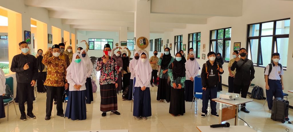 Wujudkan Lingkungan Bahasa, SMPI Bani Hasyim Gandeng Kampung Inggris Singosari Jajaran dewan guru bersama siswa dan direktur kampung inggris singosari saat pembekalan Bahasa di gedung L komplek yayasan pendidikan Bani Hasyim Malang