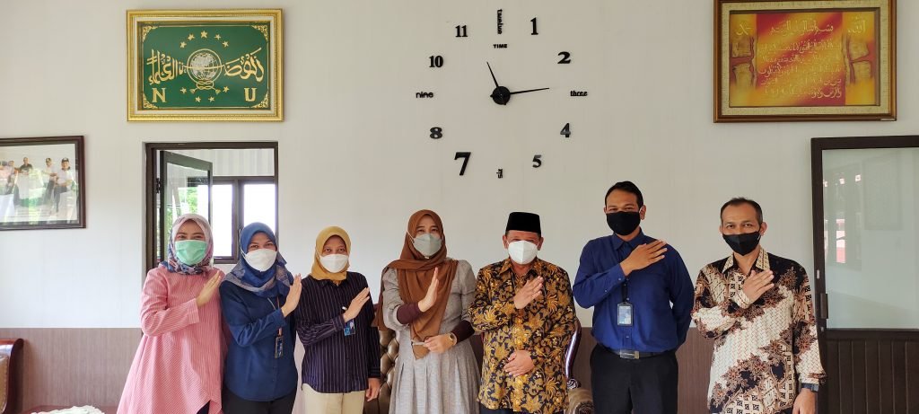 Optimalkan Sistem Akademik Santri, Yayasan Pendidikan Bani Hasyim Teken Kerjasama Bersama BNI 46 Surabaya foto bersama jajaran pengurus yayasan Bani Hasyim bersama pihak BNI 46 Surabaya