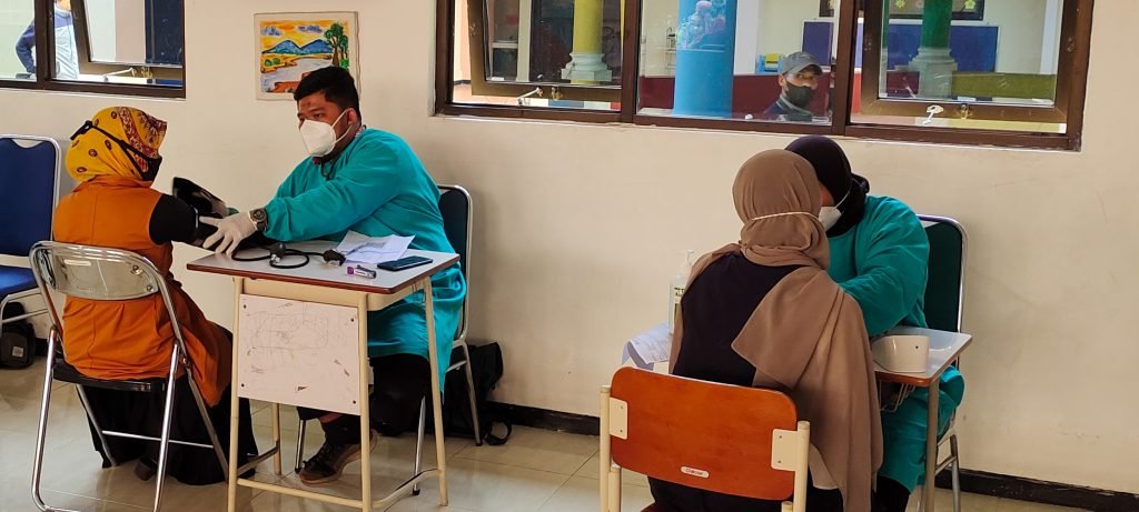Laksanakan Vaksinasi Tahap Dua, Yayasan Pendidikan Bani Hasyim Malang Tergetkan Pertemuan Tatap Muka 100% Potret suasana dalam giat vaksinasi tahap dua di gedung L kompleks yayasan pendidikan Bani Hasyim Malang (29/09)