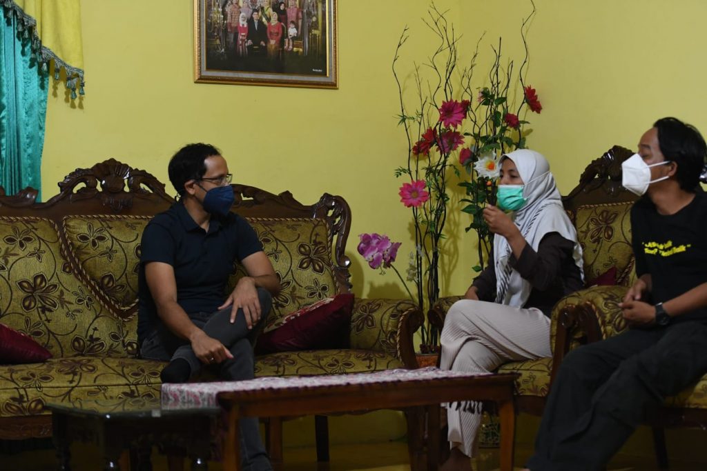 Kemendikbud: Hampir 100 Ribu Guru Honorer Bakal Segera Diangkat Jadi ASN PPPK Menteri Nadiem Makarim saat bermalam di rumah seorang calon Guru Penggerak angkatan ketiga, Khoiry Nuria Widyaningrum (Ibu Nuri), Senin (13/9), foto: kemendikbud.go.id