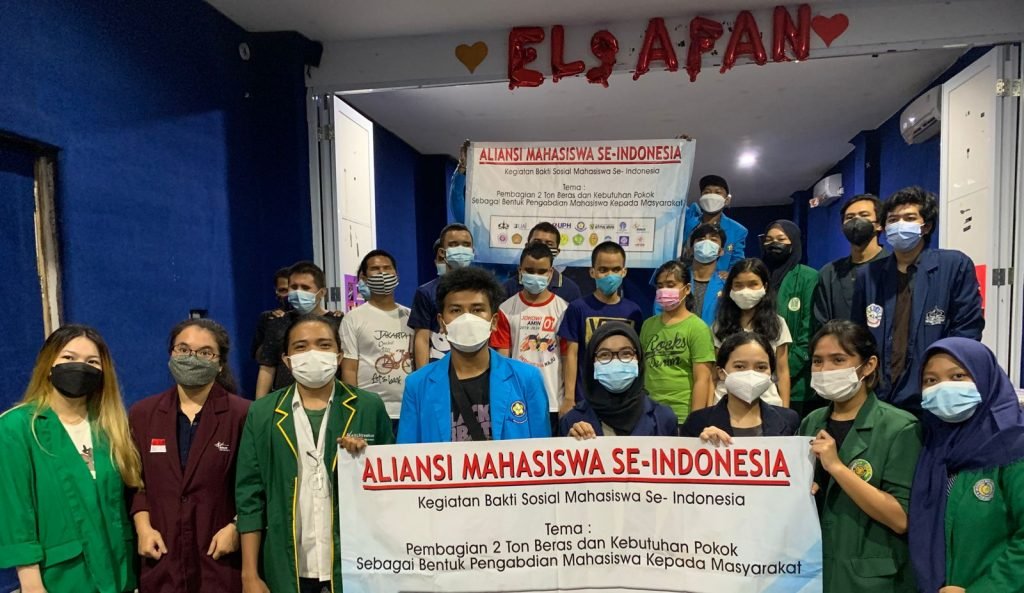Aliansi Mahasiswa Seluruh Indonesia Laksanakan Aksi Bakti Sosial Aliansi mahasiswa seluruh Indonesia saat melakukan bakti sosial, (ist)
