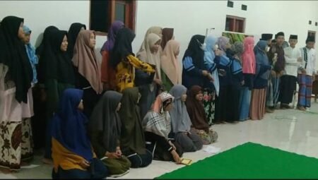 Meriahkan Hari Santri Nasional 2021, Mahasiswa KKN UIN Walisongo Gelar Perlombaan Mahasiswa KKN UIN Walisongo foto bersama para menenang lomba