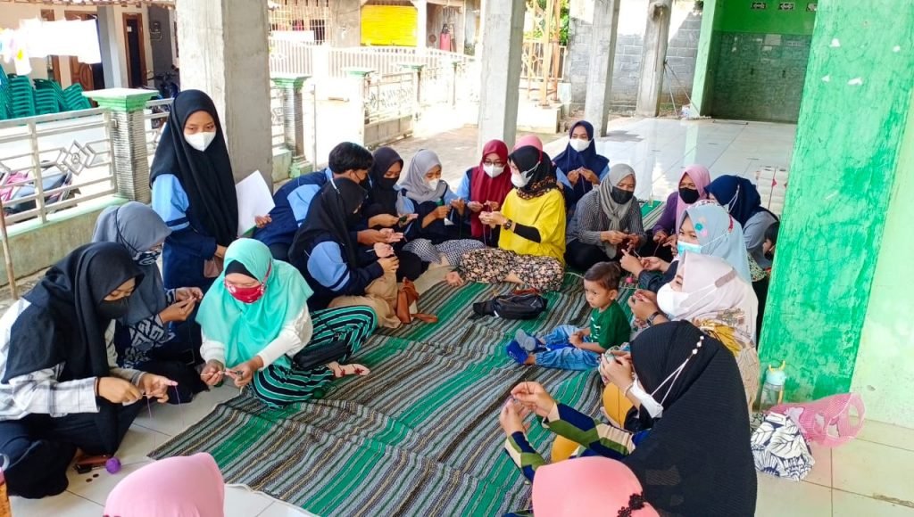 Mahasiswa KKN UIN Walisongo Gandeng UMKM Adakan Latihan Merajut bersama PKK Mahasiswa KKN UIN Walisongo saat melatih merajut bersama UMKM dan PKK