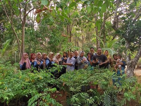 Usung Konsep Go Green, Mahasiswa UIN Walisongo Bagikan Bibit Buah Mahasiswa KKN UIN Walisongo foto bersama warga usai bagikan bibit buah