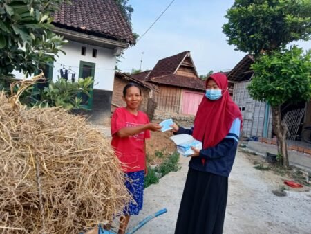 Mahasiswa KKN UIN Walisongo Lakukan Sosialisasi Protokol Kesehatan Mahasiswa KKN UIN Walisongo saat membagikan masker