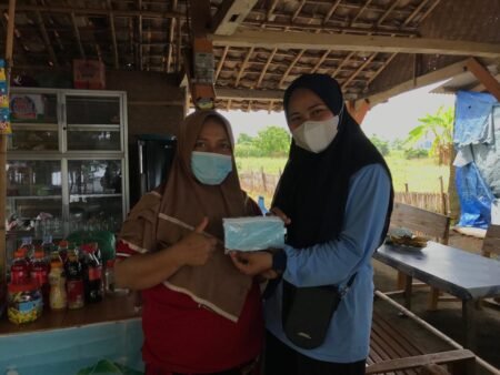 Kelompok 41 KKN UIN Walisongo Bagikan Masker Gratis Mahasiswa KKN UIN Walisongo saat membagikan masker