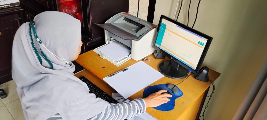 Kini Ada Cara Baru Membayar Uang Sekolah Di Bani Hasyim Malang potret petugas saat melakukan cek pada sistem pembayaran melalui Virtual Account (04/09)