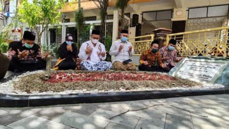 Pesantren Tebuireng Kembali Buka Makam Masyayikh untuk Peziarah Ilustrasi ziarah makam (sumber: RRI)
