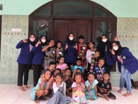Lakukan KKL, Mahasiswa UM Berikan Sumbangsih pada Pendidikan Mahasiswa UM usai melaksanakan kegiatan di Kampung Muharto