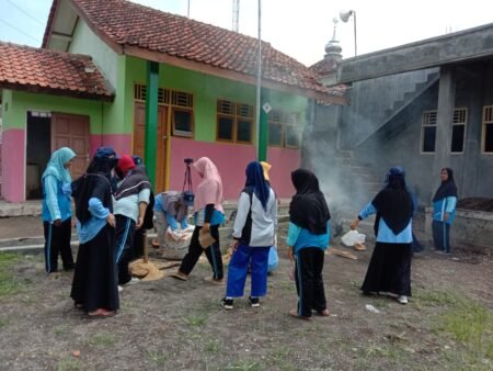 Mendongkrak Kearifan Lokal Dukuh Cimerak dengan Praktik Pembuatan Pupuk Mahasiswa KKN UIN Walisongo saat praktikan pembuatan pupuk