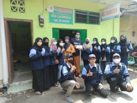 Dampingi UMKM Pemalang, Mahasiswa KKN UIN Walisongo Kenalkan Konsep Digitalisasi Mahasiswa KKN UIN Walisongo foto didepan toko legendaris Khamir Cap Mawar Ibu Chamidah