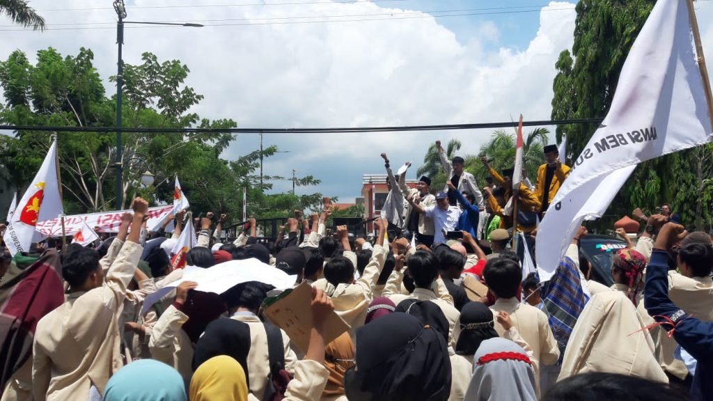 Sampaikan Sejumlah Tuntutan, Aliansi BEM Sumenep Soroti Segudang Permasalahan Aliansi BEM Sumenep saat lakukan aksi, (ist)