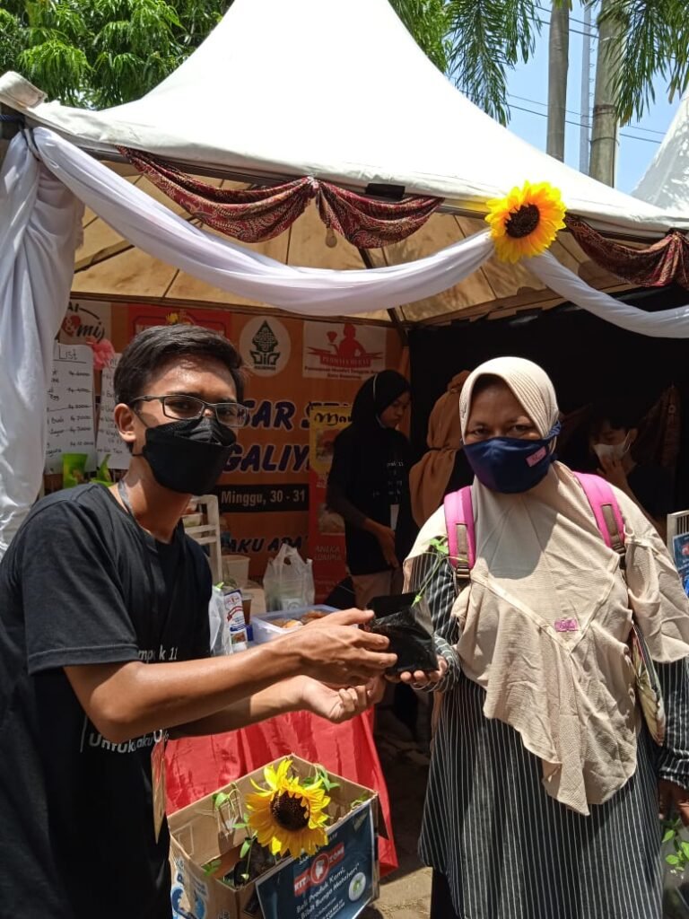 Gandeng Permata Hebat dan Sanggar Kreatif KitaZone, Mahasiswa KKN UIN Walisongo Ikuti Festival Pasar Sehat UMKM Mahasiswa kelompok 11 KKN RDR 77 UIN Walisongo berkolaborasi dengan salah satu organisasi social di Semarang ikuti festival pasar sehat UMKM