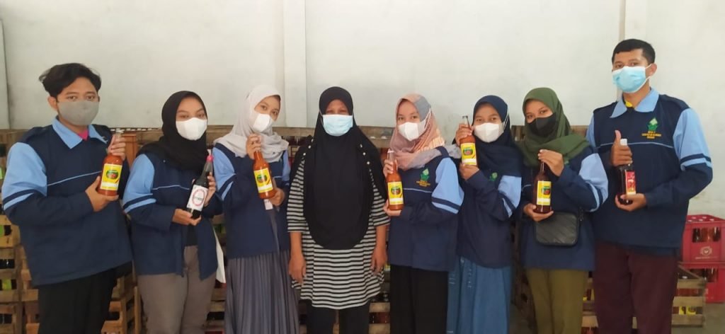 KKN UIN Walisongo Tengok Rumah Industri Sirup dan Saos Mangkangwetan