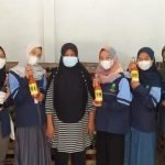 KKN UIN Walisongo Tengok Rumah Industri Sirup dan Saos Mangkangwetan