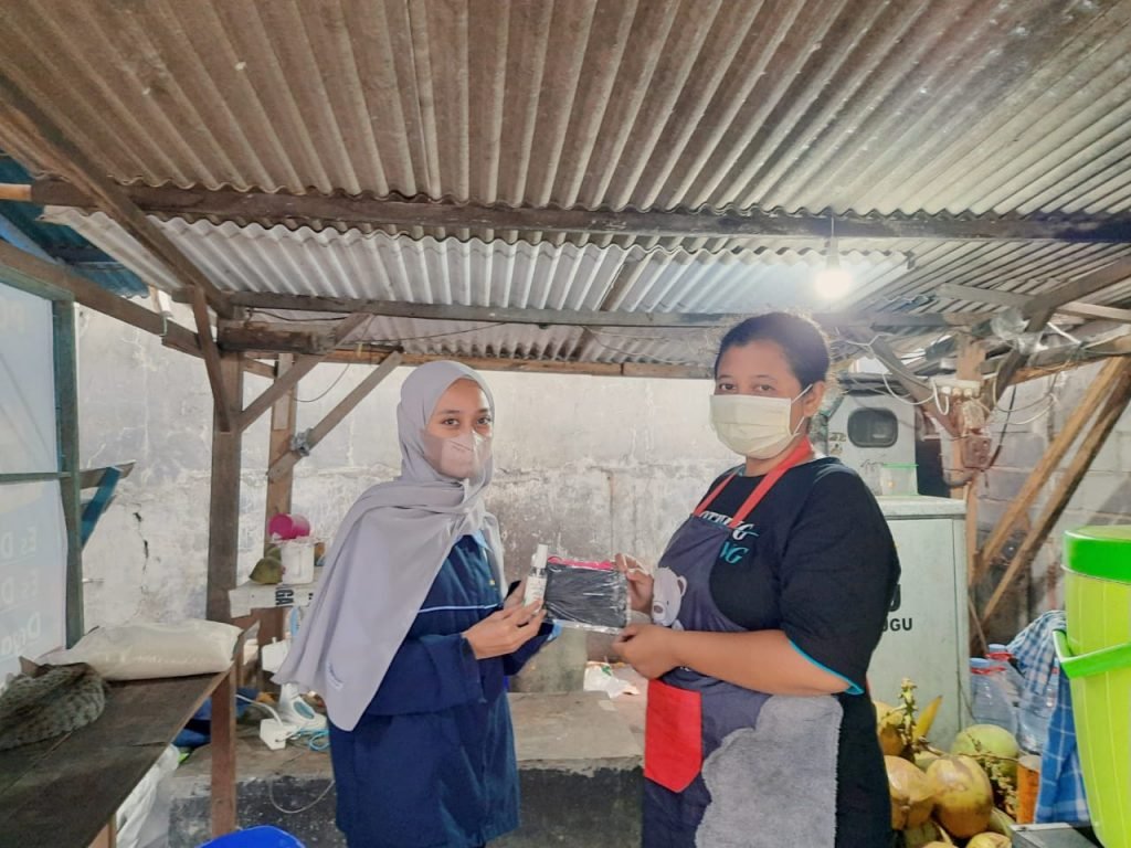 Mahasiswi KKN UIN Walisongo Membagikan Masker dan Handsanitizer untuk Pedagang