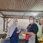 Mahasiswi KKN UIN Walisongo Membagikan Masker dan Handsanitizer untuk Pedagang