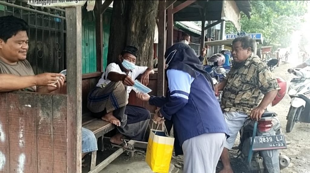 Mahasiswa KKN UIN Walisongo Bagikan Masker dan Hand Sanitizer di Pasar Mangkang