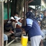 Mahasiswa KKN UIN Walisongo Bagikan Masker dan Hand Sanitizer di Pasar Mangkang